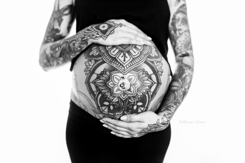 Babybauch Schwanger Schwangerschaft Fotograf Leipzig Tattoos tätowiert Hände