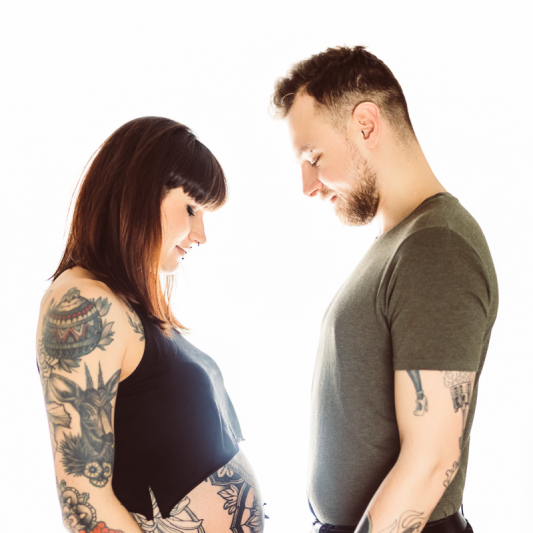 Babybauch Schwanger Schwangerschaft Fotograf Leipzig Tattoos tätowiert Hände Paar