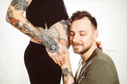 Babybauch Schwanger Schwangerschaft Fotograf Leipzig Tattoos tätowiert Hände Paar Mann hort an Babybauch